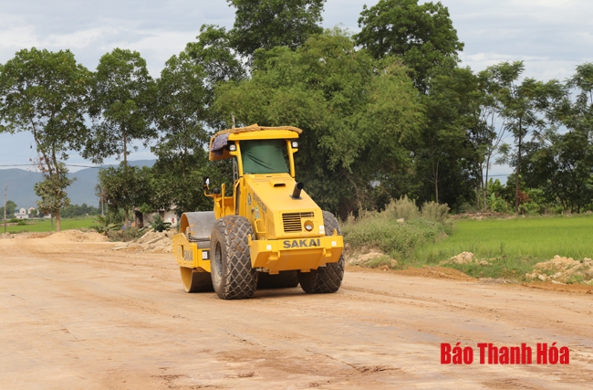 Trên công trường thi công dự án đường từ TP Thanh Hóa đi Cảng Hàng không Thọ Xuân